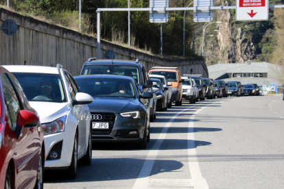 Cotxes circulant en direcció a Andorra, just abans de travessar la frontera.