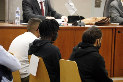 Los tres acusados de apalear a dos hermanos en Balaguer, durante el juicio en la Audiencia de Lleida.