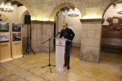 El alcalde Miquel Pueyo ayer dirigiéndose a los medios para explicar el informe sobre el Lleida.