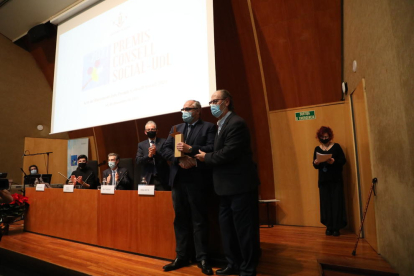 El doctor Jesús Caballero recogió ayer el premio del Consejo Social de la UdL de manos de Josep Pon.