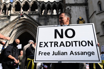 Concentració en suport a Assange i contra l’extradició, ahir.
