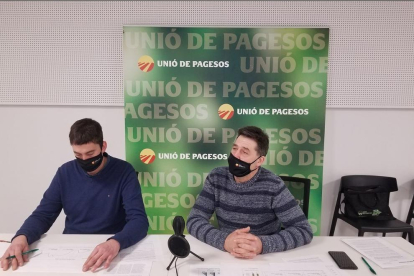 Els responsables del porcí d'Unió de Pagesos, Rossend Saltiveri i Aleix Sala, durant la roda de premsa a la seu del sindicat a Lleida.