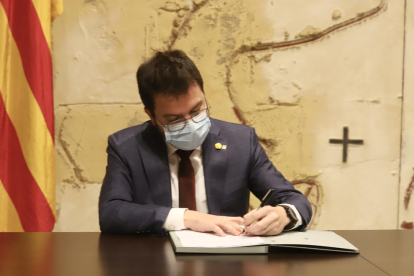 Pere Aragonès en el moment de firmar el decret que deixa sense efecte la convocatòria de les eleccions del 14 de febrer.