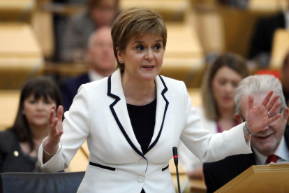 Nicola Sturgeon durante su discurso ante el Parlamento escocés.