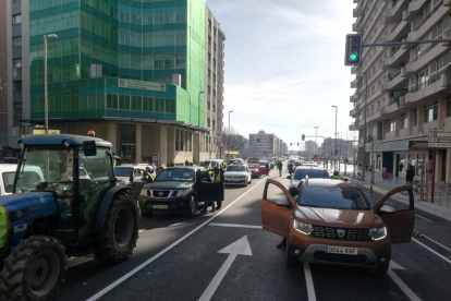 Una seixantena de vehicles van recórrer el centre de Lleida per exigir ajuts directes a les oliveres.