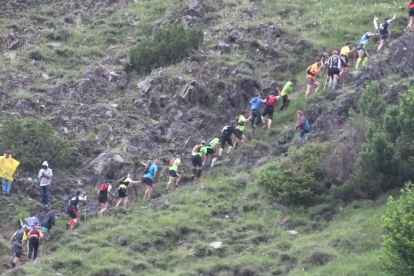 Els corredors, en plena ascensió al Monteixo, en una edició anterior.