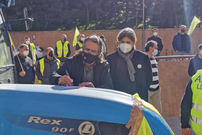 Una sesentena de vehículos recorrieron el centro de Lleida para exigir ayudas directas  a los olivos.