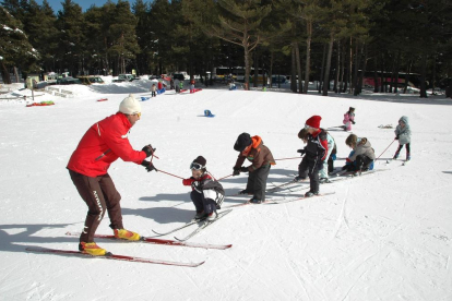 Imagen de archivo de una de las sesiones de esquí para alumnos del Pirineo.