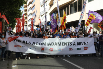 Concentración sindical contra el ERE del BBVA, ayer, en Lleida.