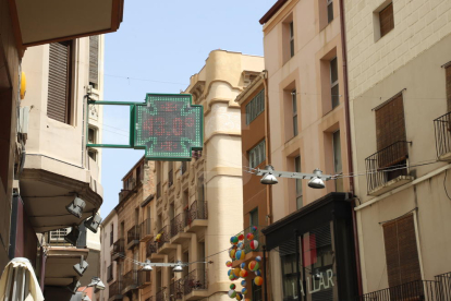 Un termòmetre marca 43 graus aquest dijous a Lleida ciutat.