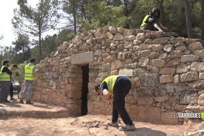 Alumnes del cicle formatiu de Pedra Natural de l'Institut de Mollerussa restauren una cabana de volta a Tarrés