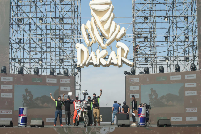 El urgelense Jaume Betriu y el resto de su equipo en el podio de Jeddah, donce celebraron el duodécimo puesto del piloto.