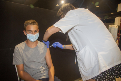Un adolescente recibiendo una dosis de la vacuna el pasado mes de agosto.