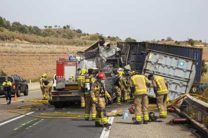 Els dos camions implicats en l'accident i els serveis d'emergència treballant al lloc.