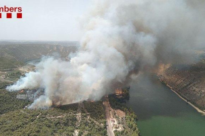 Una vista del incendio en la Pobla de Massaluca.