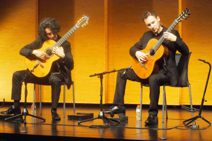 Els guitarristes Alí Arango i Josué Fonseca, al CaixaForum Lleida.