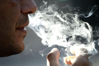 Cuanto más joven se empieza a fumar, más riesgo de morir antes