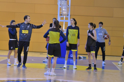 Bernat Canut dirigeix les jugadores durant l’entrenament d’ahir al Palau d’Esports.