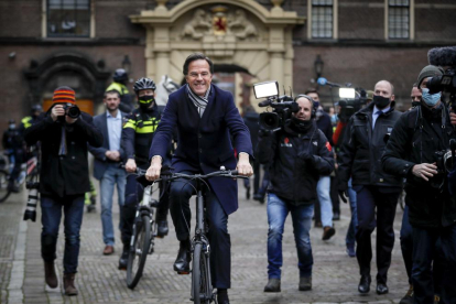 El primer ministro neerlandés, seguido ayer de una nube de fotógrafos y cámaras de televisión.