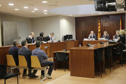 Els tres acusats, ahir asseguts al banc de l’Audiència de Lleida.