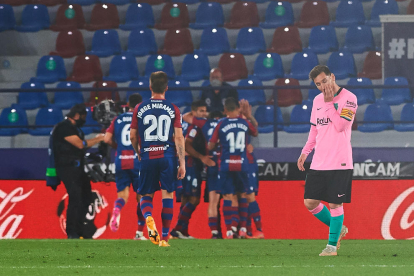 Leo Messi, abatut després de rebre el tercer gol dels valencians.