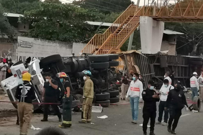 Sanitarios y bomberos acudieron a rescatar a las víctimas, que viajaban como “carga” del camión.
