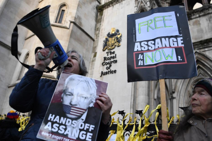 Defensors d’Assange, a les portes del tribunal a Londres.