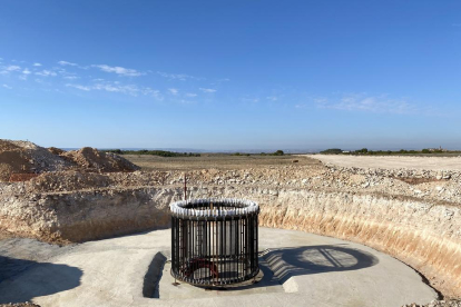 Las obras de cimentación para acoger uno de los molinos del parque de Solans.