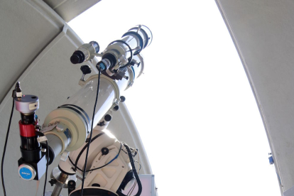 Pla general del telescopi amb el qual s'ha observat l'eclipsi solar parcial al Parc Astronòmic