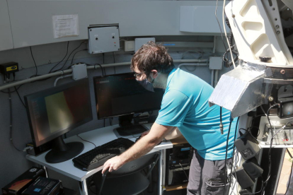 Pla general del monitor al Parc Astronòmic del Montsec, Xavier Moli, mirant l'eclipsi solar parcial