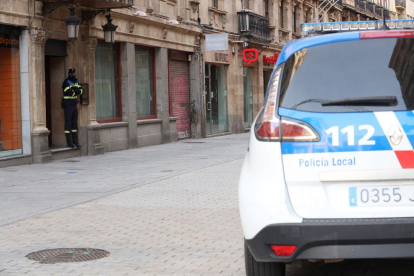 Una dotació de la Policia Local de Salamanca, en una investigació per una festa il·legal en un pis.