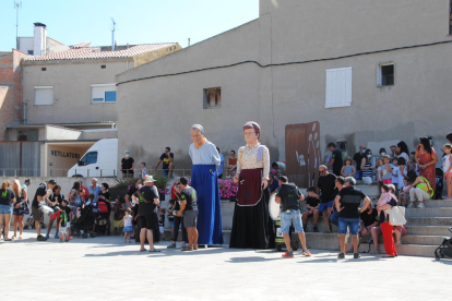 Dos moments de l’espectacle piromusical que va tancar les festes de Torrefarrera.