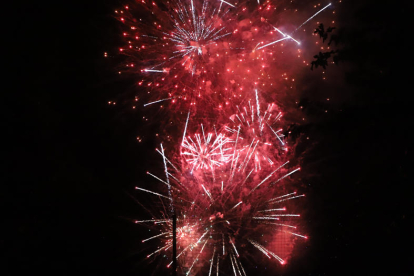 Dos moments de l’espectacle piromusical que va tancar les festes de Torrefarrera.