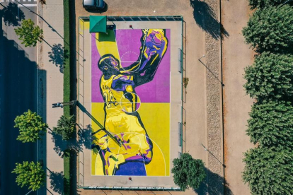 La pista remodelada con el mural dedicado a Kobe Bryant en Balaguer.