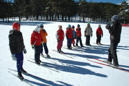 Imatge d’arxiu d’una de les classes d’esquí als alumnes del Pirineu del programa Esport Blanc.