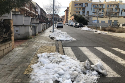 La nieve ya es testimonial en las calles de Tàrrega. 