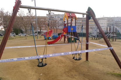Un parque infantil cerrado en Tàrrega