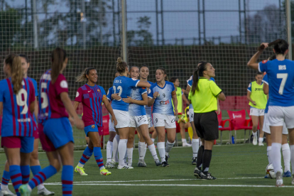 Las jugadoras del AEM celebran el gol de Natalia.