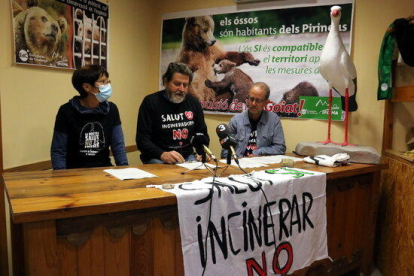 El portaveu d'Ipcena, Joan Vàzquez, amb altres dos membres de la plataforma Aturem la incineradora a Juneda.