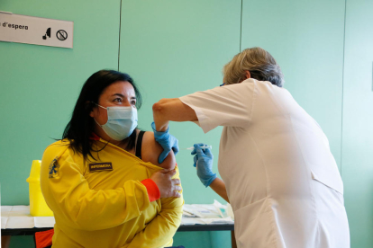 Vacunas de Moderna  -  Un total de 250 profesionales sanitarios del Hospital Sant Joan de Déu de Barcelona fueron ayer inmunizados contra el coronavirus con la primera dosis de la vacuna de Moderna. Estos fueron los primeros sanitarios de Cataluny ...