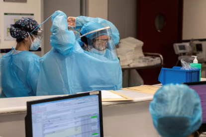 Vacunas de Moderna  -  Un total de 250 profesionales sanitarios del Hospital Sant Joan de Déu de Barcelona fueron ayer inmunizados contra el coronavirus con la primera dosis de la vacuna de Moderna. Estos fueron los primeros sanitarios de Cataluny ...