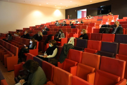 El director de SEGRE, Santiago Costa, amb el delegat del Govern, Ramon Farré, i alguns dels candidats assistents al debat.