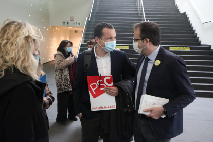 El director de SEGRE, Santiago Costa, amb el delegat del Govern, Ramon Farré, i alguns dels candidats assistents al debat.