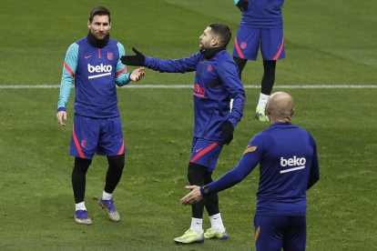 Messi, durante el entrenamiento que el equipo azulgrana hizo ayer en Sevilla.
