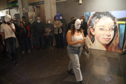 Alumnos del Aula de Teatre de Lleida hicieron una ‘performance’ inspirada en la obra de la artista durante la exposición.