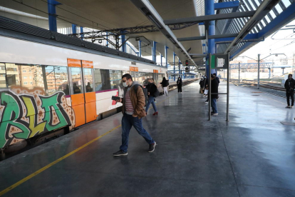 Imagen de archivo de un tren de la línea de Manresa en Lleida.