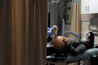 Una dona embarassada es fa una ecografia.