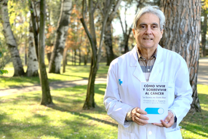 El doctor Iglesias, con su libro ‘Cómo vivir y sobrevivir al cáncer’.