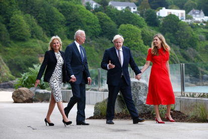 Joe y Jill Biden pasean junto a Boris Johnson y su mujer, Carrie, en Carbis Bay.