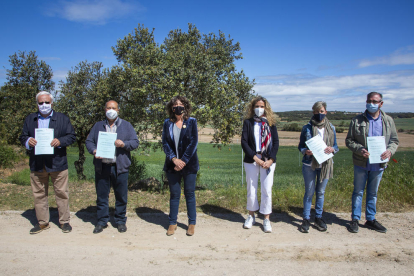 La consellera d'Agricultura, Teresa Jordà, amb els propietaris que han recollit les escriptures de les finques de la concentració parcel·laria del Segarra-Garrigues a Agramunt.